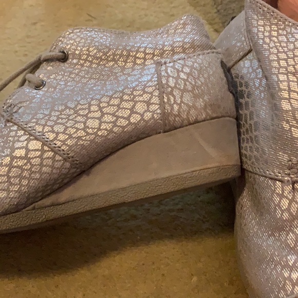 Girls Toms silver booties with a very slight wedge heel. Girls size 3 - Picture 5 of 7